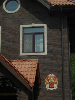 герб на стене дома